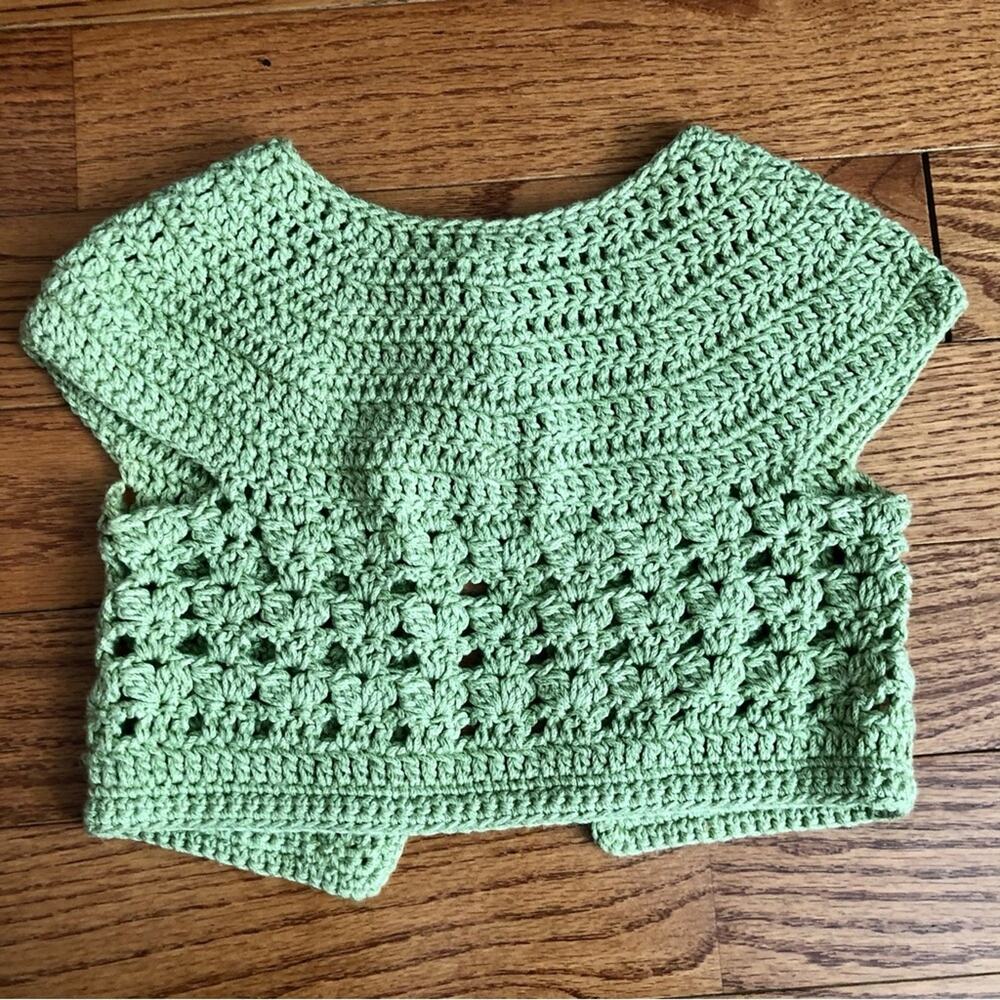 Crochet Handmade Daisy Buttons Cropped Green Vest Girl’s Size 5-8 - Picture 6 of 7